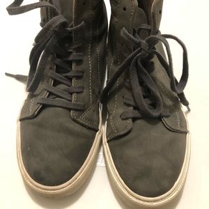 Old Navy boy’s size 6 faux suede hightop
